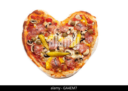 herzförmige Pizza von oben Stockfoto