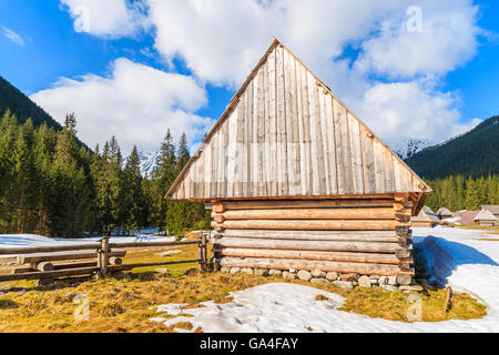 Alte hölzerne Hütte im Chocholowska-Tal im Frühling Saison, Tatra-Gebirge, Polen Stockfoto