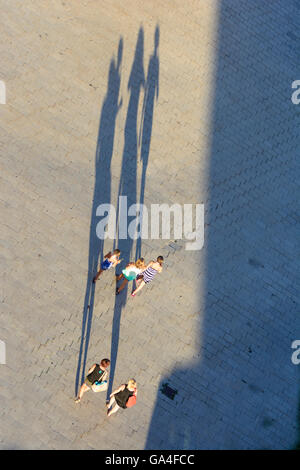 Wien, Wien 2 Frauen, 3 Mädchen, die zu Fuß, Schatten lange Austria Wien Stockfoto