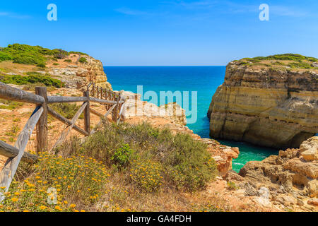 Meer und Klippen "Azzurro" auf der Küste von Portugal, Algarve-region Stockfoto