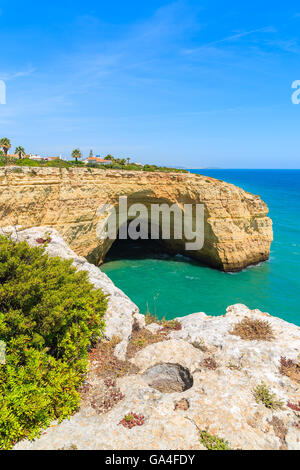 Höhle in einem Felsen an der Küste von Portugal, Algarve-region Stockfoto