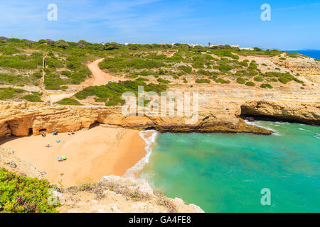 Praia de Albandeira Traumstrand mit türkisfarbenem Meerwasser, Portugal Stockfoto