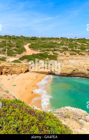 Blick auf Strand in schönen Bucht an der portugiesischen Küste in der Nähe Carvoeiro Algarve-region Stockfoto