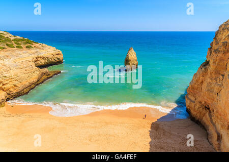 Wunderschönen Praia do Carvalho Strand mit goldenen Felsen, Portugal Stockfoto