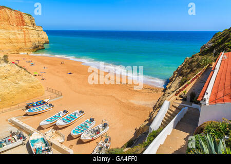 Angelboote/Fischerboote an Benagil Sandstrand im Algarve in Portugal Stockfoto