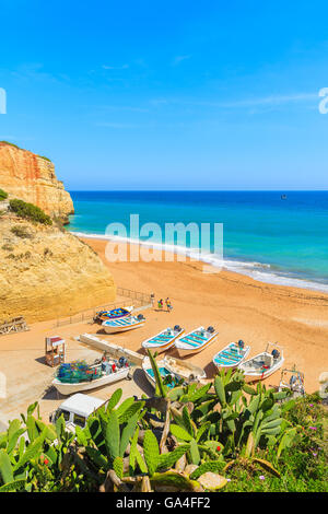 Angelboote/Fischerboote an Benagil Sandstrand im Algarve in Portugal Stockfoto