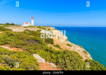 Leuchtturm-Gebäude und blauen Ozean an der portugiesischen Küste in der Nähe Carvoeiro Algarve-region Stockfoto