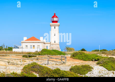 Aufbauend auf der Klippe an der portugiesischen Küste in der Nähe von Carvoeiro Stadt Leuchtturm Stockfoto