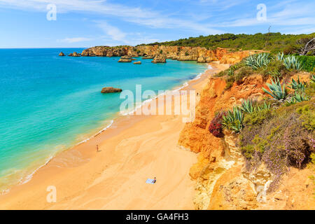 Cliff Felsen am schönen Strand in der Nähe von Portimao Stadt, die Region Algarve, Portugal Stockfoto