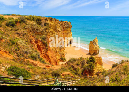 Holzsteg zum Strand Praia da Rocha, Region Algarve, Portugal Stockfoto