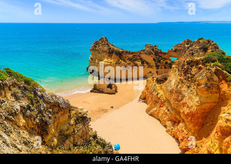 Blick auf Klippe Felsen am Strand von Alvor, Region Algarve, Portugal Stockfoto