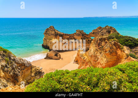 Blick auf Felsen am schönen Strand von Alvor, Region Algarve, Portugal Stockfoto