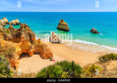 Blick auf Felsen am schönen Strand von Alvor, Region Algarve, Portugal Stockfoto