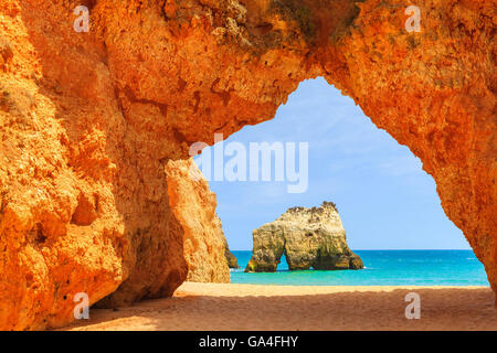 Bogen von einer Klippe Felsen am Strand von Alvor und Blick auf Meer, Portugal Stockfoto