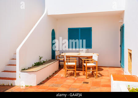 Tisch mit Stühlen auf der Terrasse des Ferienhauses in Alvor Stadt, Region Algarve, Portugal Stockfoto