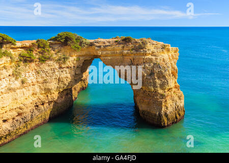 Klippe Felsbogen Marinha Strand und blauen Meer an der Küste von Portugal, Algarve-region Stockfoto