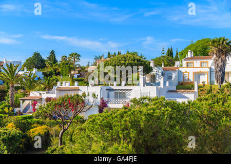 Garten mit typischen Ferienwohnungen in Carvoeiro Stadt, Region Algarve, Portugal Stockfoto