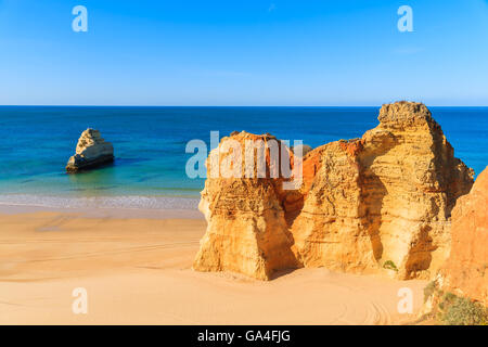 Goldene Farbe Felsen am Strand von Praia da Rocha in der Stadt Portimao, Portugal Stockfoto