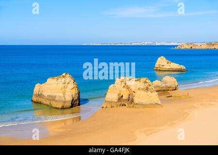 Ein Blick auf Praia da Rocha Strand mit Felsen in Portimao Stadt, die Region Algarve, Portugal Stockfoto