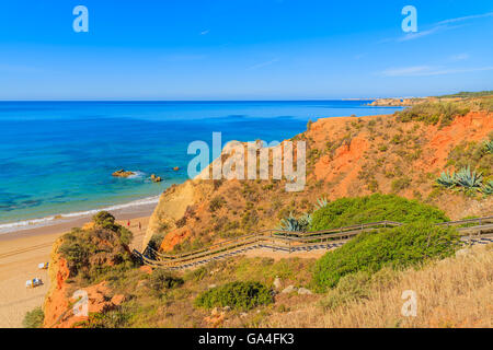 Cliff Felsen am schönen Strand in der Nähe von Portimao Stadt, die Region Algarve, Portugal Stockfoto