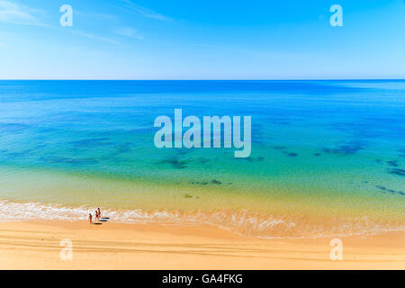 Unbekannten Frauen zu Fuß am Strand von Praia da Rocha am Ozean in Portimao Stadt, Region Algarve, Portugal Stockfoto