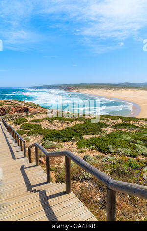 Holzsteg zum Praia Bordeira Sicht auf Strand und schöne blaue Meer, die Region Algarve, Portugal Stockfoto