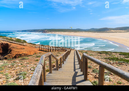 Holzsteg zum Praia Bordeira Sicht auf Strand und schöne blaue Meer, die Region Algarve, Portugal Stockfoto