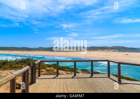 Holzplattform und Blick auf Sandstrand Praia Bordeira Strand, Region Algarve, Portugal Stockfoto