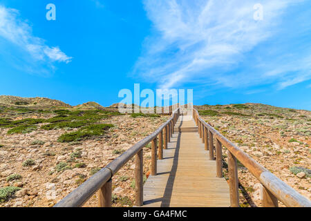 Holzsteg zum Praia Bordeira Strand, Region Algarve, Portugal Stockfoto