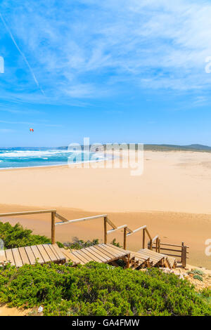 Holzsteg zum idyllischen Sandstrand Praia Bordeira Strand, Region Algarve, Portugal Stockfoto