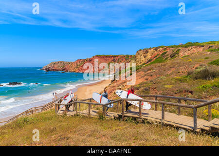 PRAIA DO AMADO BEACH, PORTUGAL - 15. Mai 2015: Surfer zu Fuß am Steg vom schönen Strand in der Region Algarve. Surfen ist Volkssport in südwestlichen Portugal wegen häufigen starken Winde. Stockfoto