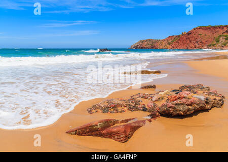 Stein am Praia Amado Beach, berühmter Ort zum Surfen, Region Algarve, Port Stockfoto