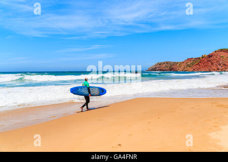 PRAIA DO AMADO BEACH, PORTUGAL - 15. Mai 2015: Surfer zu Fuß auf Praia tun Amado Strand mit Wellen schlagen Ufer, Region Algarve, Portugal. Stockfoto