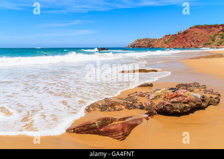 Ozeanwelle und Felsen am Praia Amado sandigen Strand, Region Algarve, Portugal Stockfoto