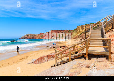 Fußweg zum Praia Amado Strand bei Surfern im Hintergrund, die Region Algarve, Portugal Stockfoto