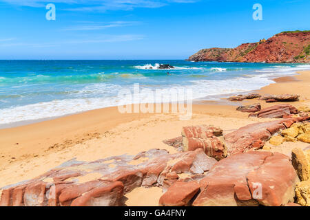 Rote Felsen am Sandstrand Praia Amado Strand, Portugal Stockfoto