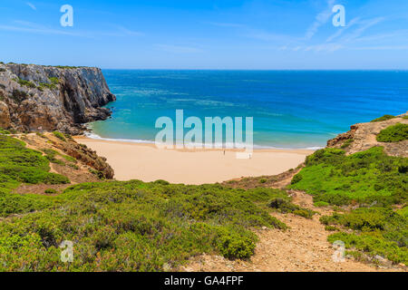 Schöne Bucht und sandigen Strand von Praia do Beliche nahe Region Cabo Sao Vicente, Algarve, Portugal Stockfoto