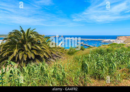 Blick auf den Fischereihafen in Sagres Stadt an der Küste von Portugal, Algarve-region Stockfoto