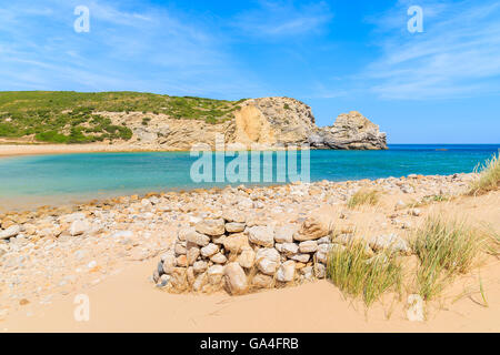 Steinen auf schönen Barranco Sandstrand, Portugal Stockfoto