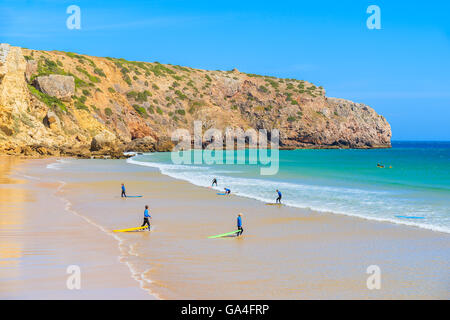 Surfer am Sandstrand Zavial, Portugal Stockfoto