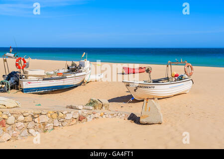 SALEMA Strand, PORTUGAL - 15. Mai 2015: typische Fischerboote am Strand in Salema Küstendorf. Algarve-Region ist beliebtes Urlaubsziel Urlaubsort an der portugiesischen Küste. Stockfoto