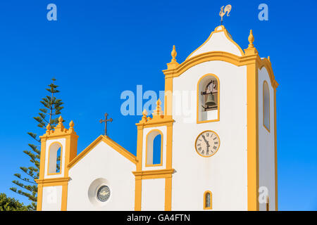 Fassade des typischen Kirche in der Stadt Luz auf Region Küste der Algarve, Portugal Stockfoto