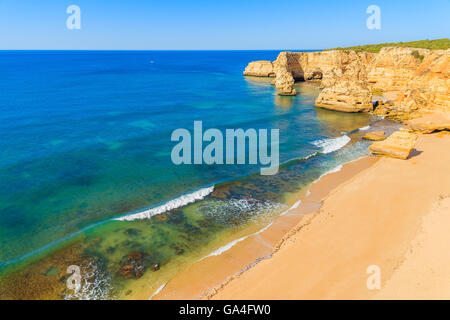 Ansicht des berühmten Marinha Strand und Felsen Klippen aus Spitze, Algarve, Portugal Stockfoto