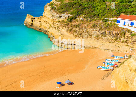 Angelboote/Fischerboote am Benagil Sandstrand in der Region Algarve, Portugal Stockfoto