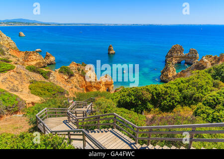 Holzsteg Fußweg zum schönen Strand Praia Camilo auf Region Küste der Algarve, Portugal Stockfoto