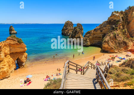 Holzsteg zum Strand Praia Camilo, Portugal Stockfoto