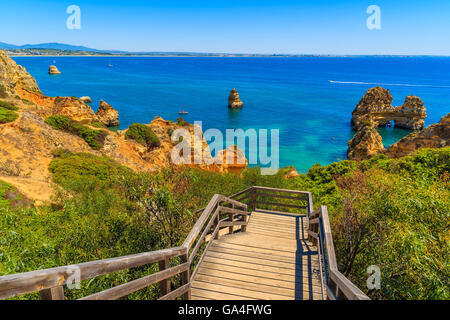 Holzsteg zum Ponta da Piedade Strand, Region Algarve, Portugal Stockfoto