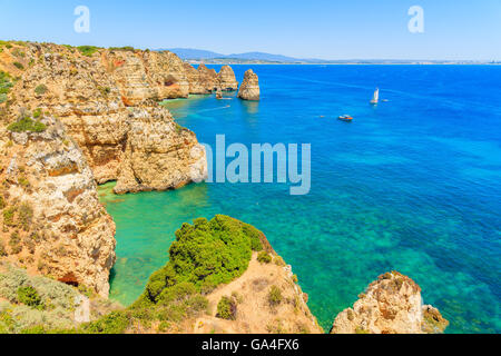 Blick auf Meer und Felsen am Region Ponta da Piedade, Algarve, Portugal Stockfoto