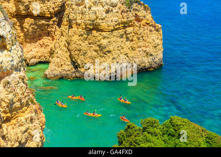 Kajaks im Meer Bucht auf türkisfarbenes Meerwasser auf der Küste von Portugal Stockfoto