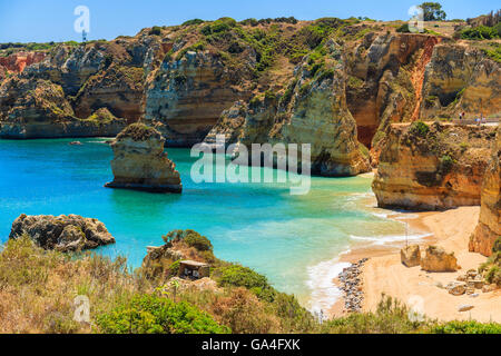 Blick auf berühmte Praia Dona Ana Strand mit türkisfarbenem Meerwasser und Klippen, Portugal Stockfoto